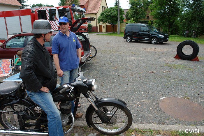 Bild: Im Zörbiger Ortsteil Großzöberitz mussten die Curbici-Teilnehmer den Umfang eines Lkw-Reifens schätzen.