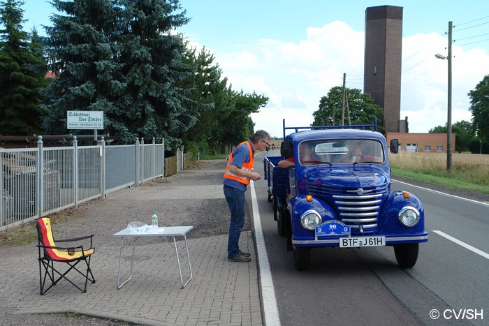 Bild: Aus Merseburg kommend, treffen die Fahrzeuge am Ziel in Zörbig ein. Unterwegs mussten noch einige Baumaffen gefunden werden. Mit der Kartenabgabe endete der erste Fahrtag. Am Abend trafen sich die Oldtimerfreunde zu Benzingesprächen auf dem Zörbiger Schloss.
