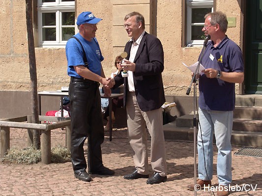 Bild: Die Siegerehrung führte Fahrtleiter Hans-Peter Lohmann mit Bürgermeister Rolf Sonnenberger durch.