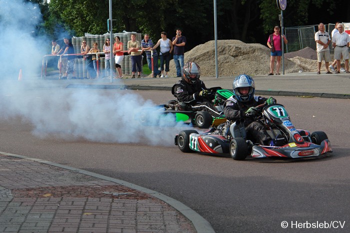 Bild: Kart-Fahrzeuge auf dem gesperrten Innenstadtring in Zörbig.