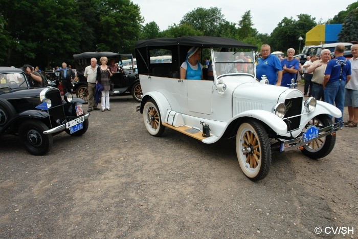 Bild: Eintreffen & Ausstellung der Oldtimer auf dem Zörbiger Schloßparkplatz am 07.07.2012.