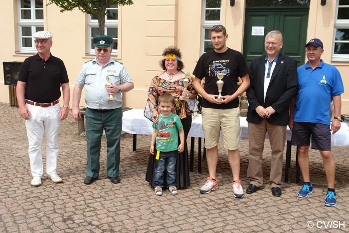 Bild: Sieger Fahrzeugklasse A8

1. Platz: Roswitha Baerwald aus Zörbig mit VW Käfer, Baujahr 1970, Strafpunkte: 28
2. Platz: Rick Lieder aus Zörbig mit Mercedes-Benz 200/8, Baujahr 1972, Strafpunkte: 46
3. Platz: Andreas Steinke aus Martinroda, WAS Lada 21011, Baujahr 1977, Strafpunkte: 50