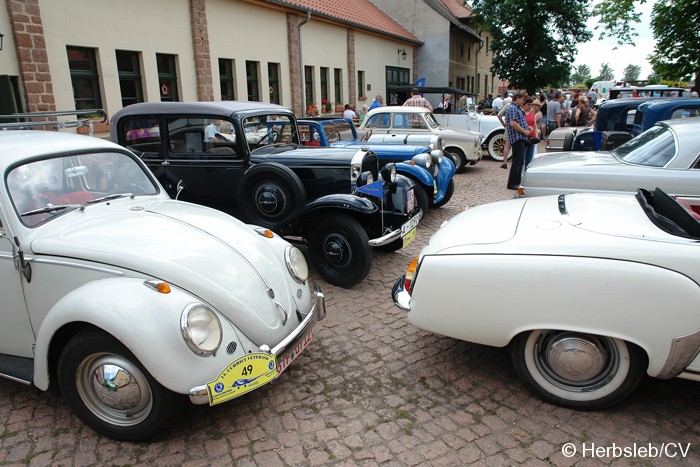 Bild: Nach der Ankunft auf dem Rittergut Mößlitz: Hier konnten sich die Teilnehmer mit einem Mittagsbrunch stärken. Oldtimerfans konnten die ausgestellten Fahrzeuge noch einmal von nahem bestaunen.