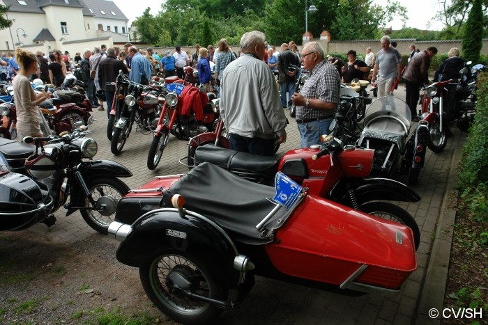 Bild: Eintreffen & Ausstellung der Oldtimer auf dem Zörbiger Schloßparkplatz am 07.07.2012.