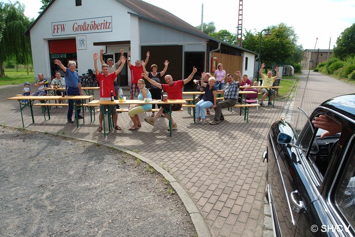 Bild: Zieleinfahrt in Großzöberitz und Abgabe der Fahrerkarten.