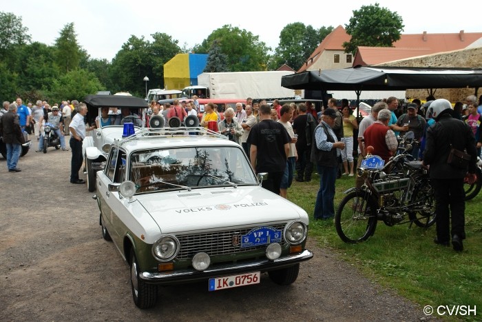 Bild: Eintreffen & Ausstellung der Oldtimer auf dem Zörbiger Schloßparkplatz am 07.07.2012.