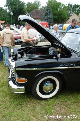 Bild: Eintreffen & Ausstellung der Oldtimer auf dem Zörbiger Schloßgelände.