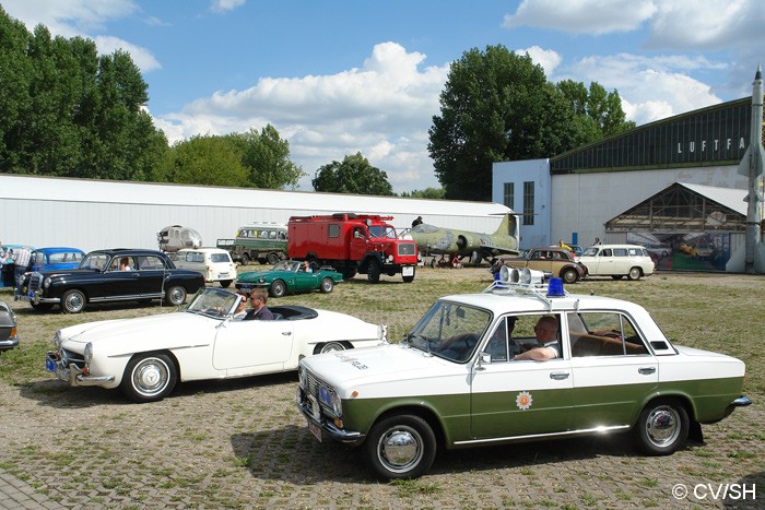 Bild: SP Durchschnittsgeschwindigkeit: Auf dem Rückweg von Merseburg nach Zörbig gab es am Merseburger Museum für die Teilnehmer eine Sonderprüfung zu absolvieren. Hier musste eine Durchschnittsgeschwindigkeit auf einer 350 Meter langen Geraden erreicht werden.