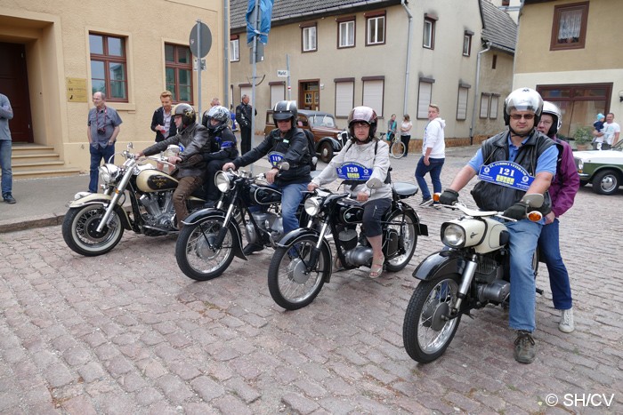 Bild: Die Sonntags-Ausfahrt in das Zörbiger Umland startete vor dem Rathaus am Markt.