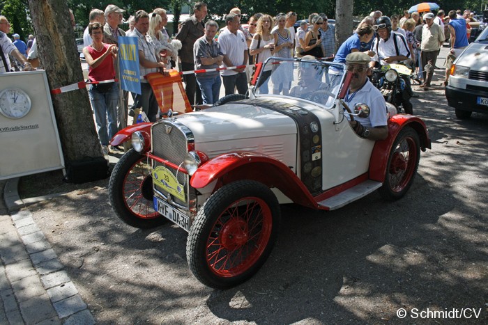 Bild: Nach dem Mittagessen und einer Fahrerbesprechung starteten die Fahrzeug zum Etappenziel nach Dessau (Technikmuseum Hugo-Junkers).