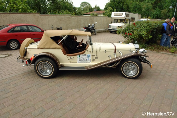 Bild: Eintreffen & Ausstellung der Oldtimer auf dem Zörbiger Schloßgelände.