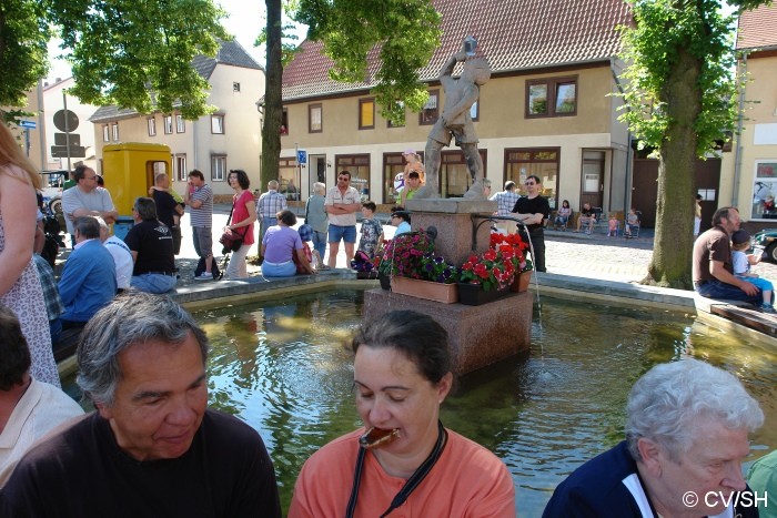 Bild: Anlässlich des 55-jährigen Bestehens des Zörbiger Saftjungen auf dem Zörbiger Marktplatz, gab es einen geschichtlichen Rückblick zur Entstehung der Stein-Skulptur auf dem Springbrunnen.