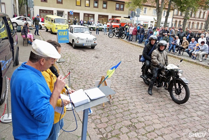 Bild: Im Minutenabstand starteten die über 100 Teilnehmer am Sonntag vor dem Rathaus in Zörbg zur Ausfahrt ins Zörbiger Land. Unterwegs musste Durchfahrtskontrollen gefunden und Sonderprüfungen absolviert werden.