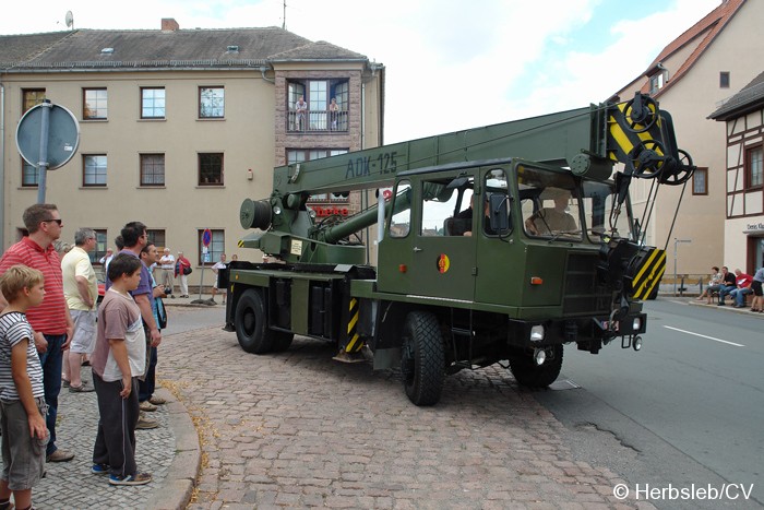 Bild: Am Startpunkt am Zörbiger Marktplatz wurde das jeweilige Fahrzeuge mit dem Besitzer kurz vorgestellt. Der Start war zugleich Kontrollstelle für die Teilnehmer.