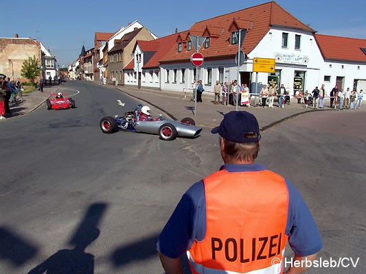 Bild: Am Sonntag-Vormittag wurde die Zörbiger Innenstadt für den öffentlichen Straßenverkehr gesperrt. Hunderte Zuschauer an den Straßenzügen Zörbigs konnten historische Rennfahrzeuge mit ihren Fahrern bewundern.