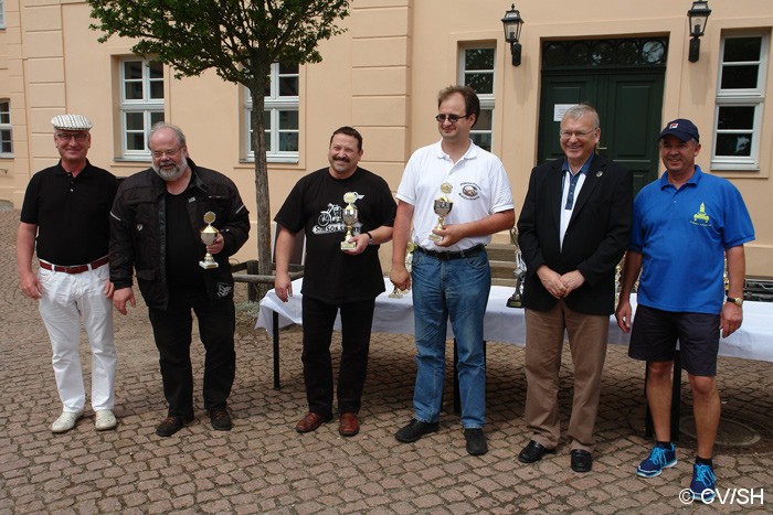 Bild: Sieger Fahrzeugklasse M4

1. Platz: Alexander Geserick aus Markleeberg auf MZ TS 250/1, Baujahr 1976, Strafpunkte: 38
2. Platz: Christian Zimmer aus Wuppertal auf MZ ES150, Baujahr 1967, Strafpunkte: 54
3. Platz: Nogi Gerberding aus Neu Wulmsdorf auf AJS 18s, Baujahr 1964, Strafpunkte: 57
