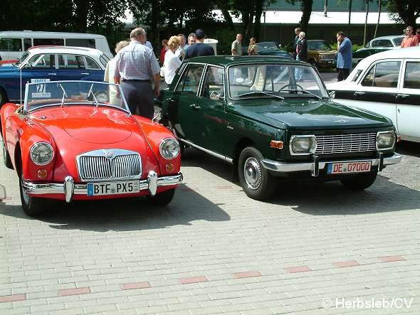 Bild: Auftakt zur 6. Curbici Veterano: Auf dem Zörbiger Schloßgelände treffen sich die Teilnehmer und stellen ihre schmuck hergerichteten Oldtimerfahrzeuge aus.