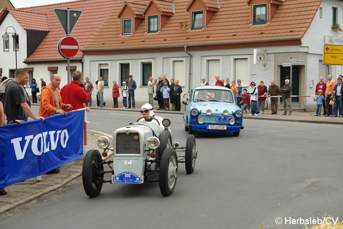 Bild: Rallyefahrten mit historischen Pkws und Motorrädern am Sonntag. Die Fahrten führten durch den abgesperrten Altstadtring Zörbigs.