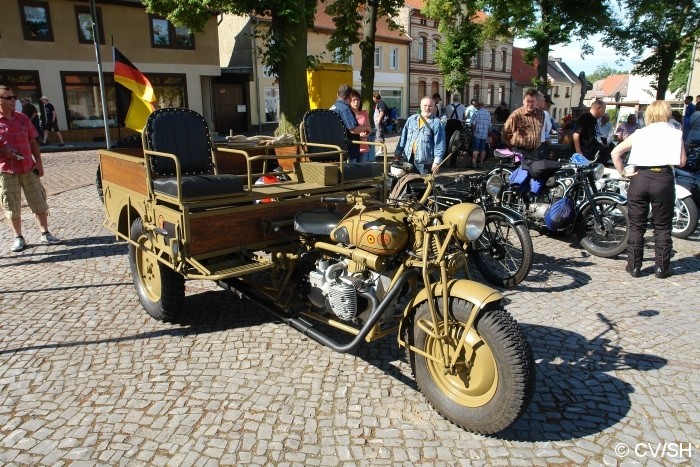 Bild: Eintreffen der Fahrzeuge auf dem Marktplatz in Zörbig am Sonntag-Vormittag.