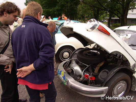 Bild: Eintreffen & Ausstellung der Oldtimer am Samstag-Vormittag auf dem Zörbiger Schloßgelände. Bis zum Start zur Ausfahrt nach Leipzig, konnten Oldtimerfans ihre Fahrzeuge zur Schau stellen.