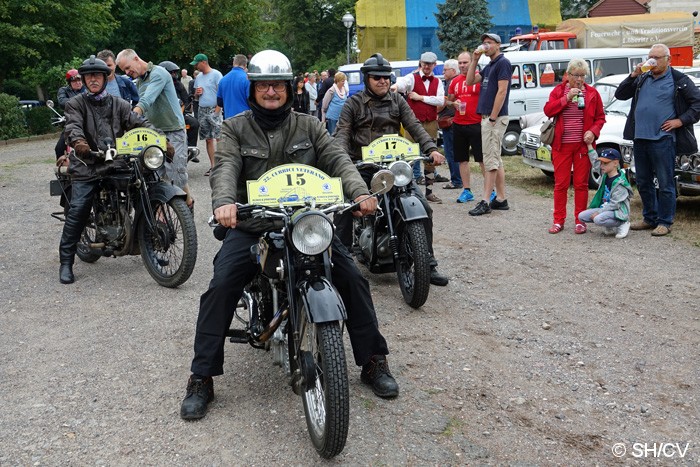 Bild: Start zur Ausfahrt in Richtung Dessau: Im 45 Sekunden-Takt verließen die Teilnehmer den Schloßplatz. Zeil war das DDR-Museum in Dessau.