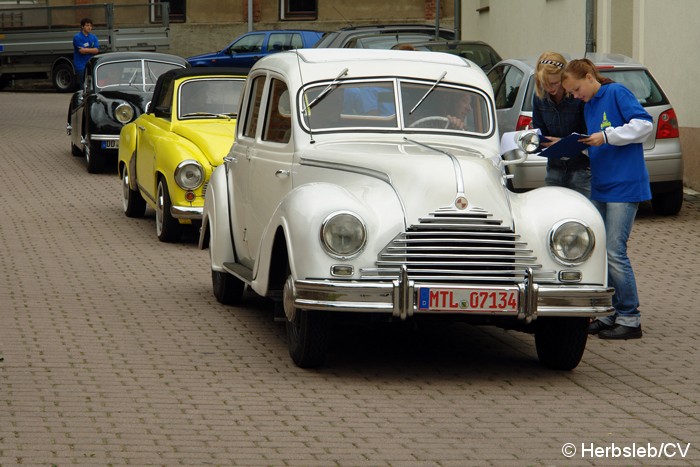 Bild: Eintreffen & Ausstellung der Oldtimer auf dem Zörbiger Schloßgelände.