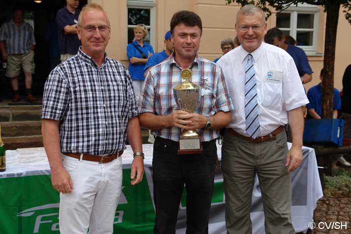 Bild: Friedrich-Lutzmann-Wanderpokal:

Schönstes Fahrzeug: Automobil-Klasse: Peter Elsner, Mercedes 190 SL, Baujahr 1959
