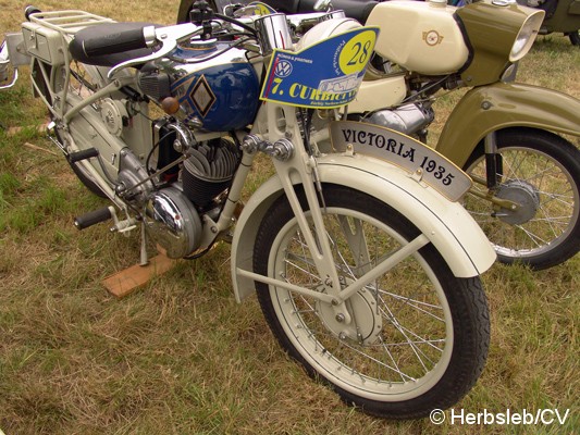 Bild: Eintreffen & Ausstellung der Oldtimer am Samstag-Vormittag auf dem Zörbiger Schloßgelände. Bis zum Start zur Ausfahrt nach Leipzig, konnten Oldtimerfans ihre Fahrzeuge zur Schau stellen.