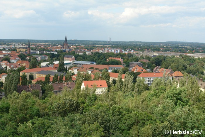 Bild: Blick auf die Satdt Bitterfeld von der Aussichtsplattform des Bitterfelder Bogens.