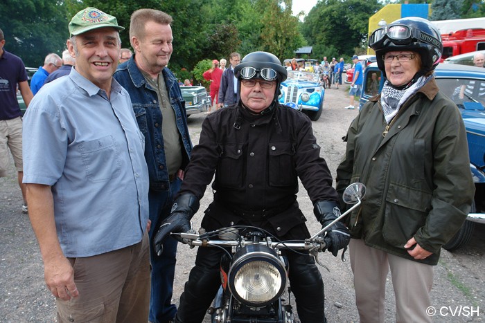 Bild: Start zur Ausfahrt vom Zörbiger Schloßparkplatz. Etappenziel war das  Fahrzeug und Technik Museum in Merseburg.