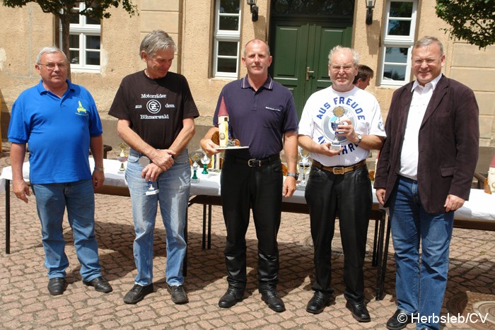 Bild: Die Siegerehrung nach Fahrzeugklassen erfolgte durch Stadtbürgermeister Rolf Sonnenberger und Peter Mannitz.