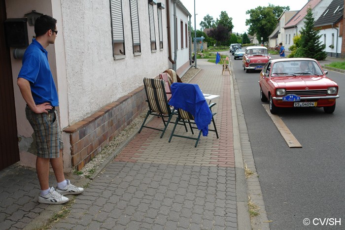 Bild: Genaues Fahren war in Göttnitz angesagt: Nach Einweisung der Teilnehmer in die Sonderprüfung, mussten die Fahrer ein Spurbrett befahren. Bei ungenauen fahren oder bei Verfehlen des Spurbrettes wurden Strafpunkte vergeben.