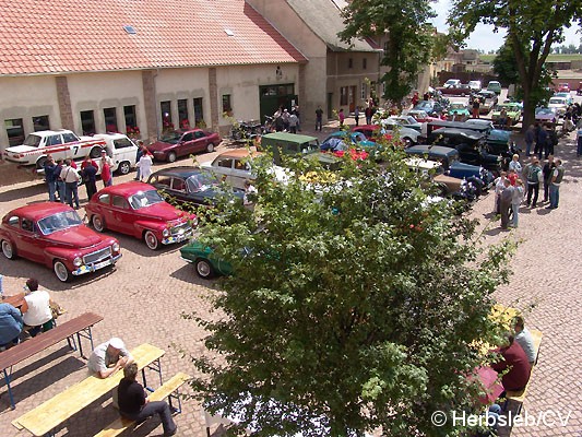 Bild: Vor der Siegerehrung: Mittagsbrunch und Fahrzeugausstellung auf dem Gutshof in Mßlitz.