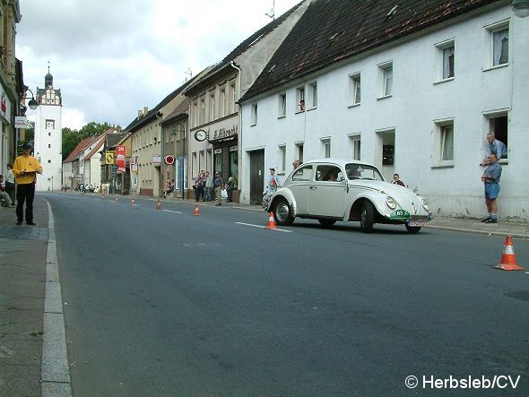 Bild: Nach einer Fahrzeugvorstellung vor dem Rathaus in Zörbig durch Hans-Peter Lohmann, mussten die Oldtimerfreunde einige Sonderprüfungen im Bereich des Stadtringes ablegen.