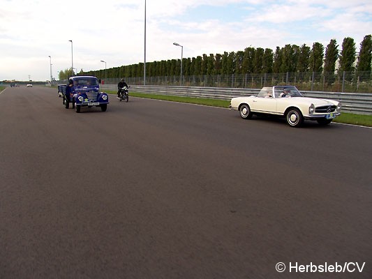 Bild: Wo sonst nur Porschefahrzeuge ihre Runden drehen dürfen, gestattete der Fahrzeughersteller für 1 Stunde die Nutzung der Renn-& Teststrecke. Die Curbici-Teilnehmer hatten bei diesem einmaligen Erlebnis viel Freude.