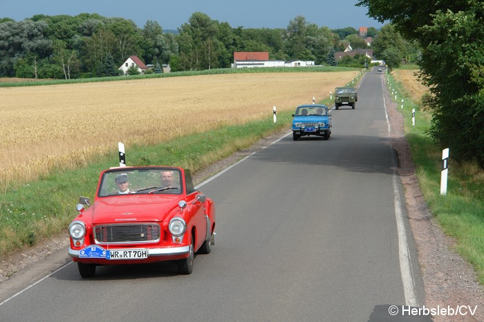 Bild: Bei schönstem Sommerwetter unterwegs: Bei Oppin waren die Oldtimer nach Halle anzutreffen.