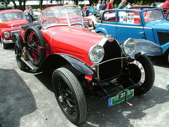 Bild: Auftakt zur 6. Curbici Veterano: Auf dem Zörbiger Schloßgelände treffen sich die Teilnehmer und stellen ihre schmuck hergerichteten Oldtimerfahrzeuge aus.