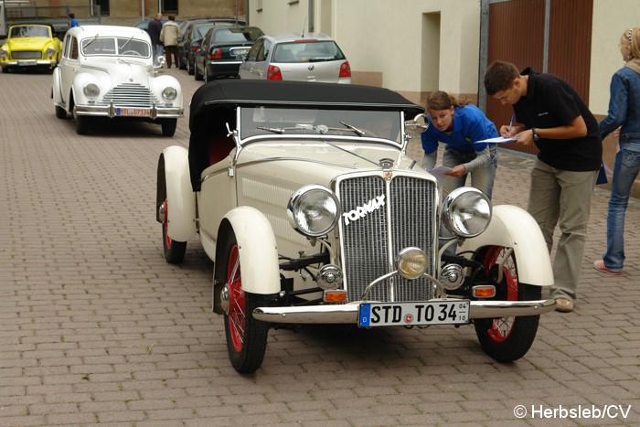 Bild: Eintreffen & Ausstellung der Oldtimer auf dem Zörbiger Schloßgelände.