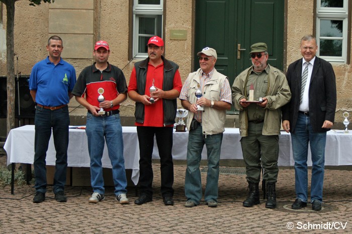 Bild: Die Siegerehrung nahmen Ralf Zschoche und Bürgermeister Rolf Sonnenberger vor und bedankten sich bei allen Gästen, Besuchern und Mitwirkenden der 11. Curbici Veterano.