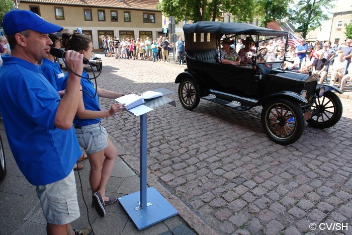 Bild: Start der Tagesausfahrt mit Zielpunkt Mößlitz. Die Fahrt begann am Zörbiger Rathaus mit einer Fahrzeugvorstellung.