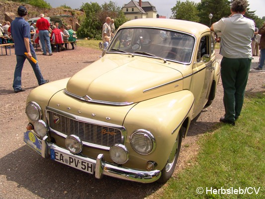 Bild: Eintreffen & Ausstellung der Oldtimer am Samstag-Vormittag auf dem Zörbiger Schloßgelände. Bis zum Start zur Ausfahrt nach Leipzig, konnten Oldtimerfans ihre Fahrzeuge zur Schau stellen.