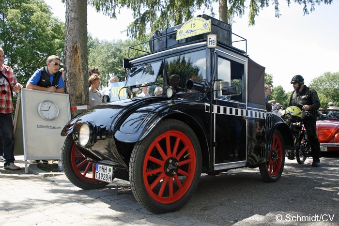 Bild: Nach dem Mittagessen und einer Fahrerbesprechung starteten die Fahrzeug zum Etappenziel nach Dessau (Technikmuseum Hugo-Junkers).