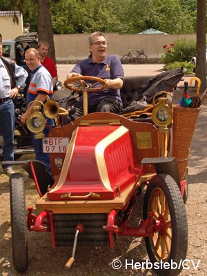 Bild: Eintreffen & Ausstellung der Oldtimer am Samstag-Vormittag auf dem Zörbiger Schloßgelände. Bis zum Start zur Ausfahrt nach Leipzig, konnten Oldtimerfans ihre Fahrzeuge zur Schau stellen.