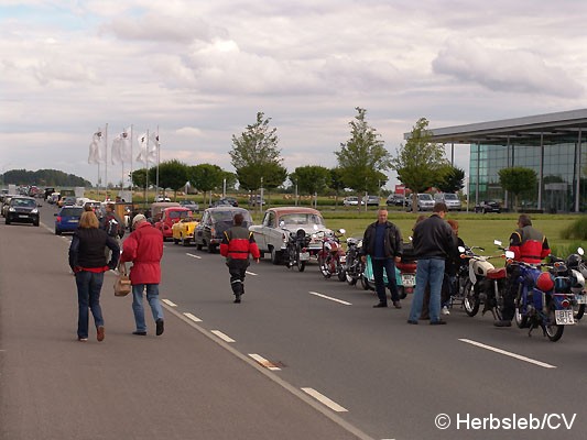 Bild: Ziel und Wendepunkt der Samstags-Ausfahrt war das Porschewerk in Leipzig. Bevor die Oldtimergäste auf derPorschestrecke ihre Runden drehen konnte, gab es Kaffee & Kuchen.