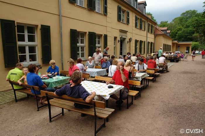 Bild: Mittagsbrunch auf dem Rittergut in Mößlitz: Bis zur Siegerehrung stärkten sich die Gäste.