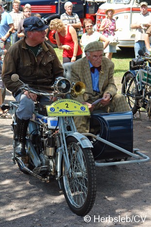 Bild: Nach dem Mittagessen und einer Fahrerbesprechung starteten die Fahrzeug zum Etappenziel nach Dessau (Technikmuseum Hugo-Junkers).