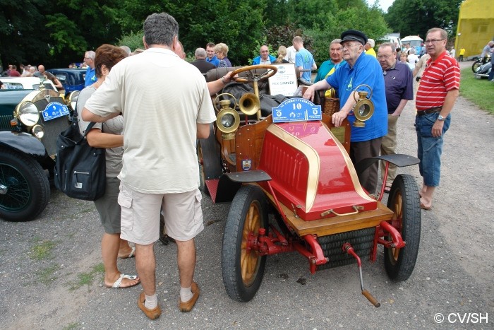 Bild: Eintreffen & Ausstellung der Oldtimer auf dem Zörbiger Schloßparkplatz am 07.07.2012.