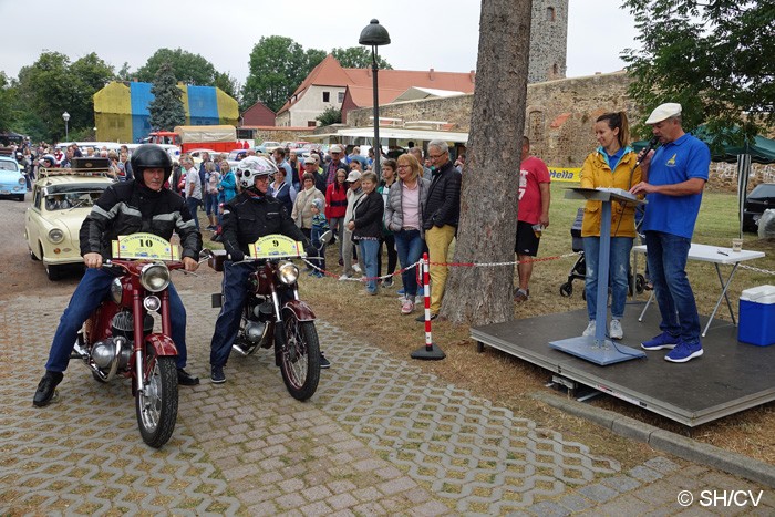 Bild: Start zur Ausfahrt in Richtung Dessau: Im 45 Sekunden-Takt verließen die Teilnehmer den Schloßplatz. Zeil war das DDR-Museum in Dessau.
