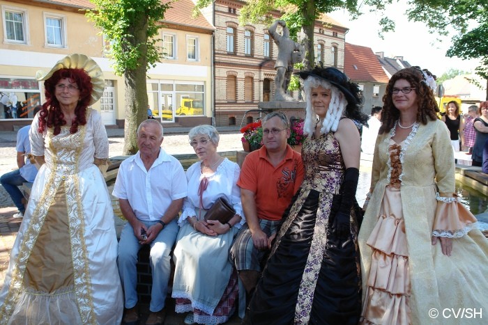 Bild: Gruppenbild am Springbrunnen.