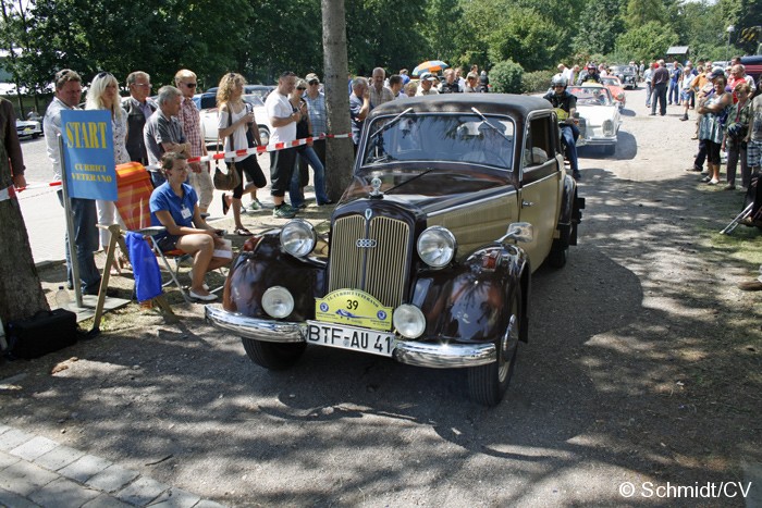 Bild: Nach dem Mittagessen und einer Fahrerbesprechung starteten die Fahrzeug zum Etappenziel nach Dessau (Technikmuseum Hugo-Junkers).